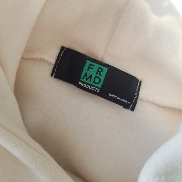 White Cropped Hoodie with Snoopy back Design - Picture 4 of 7